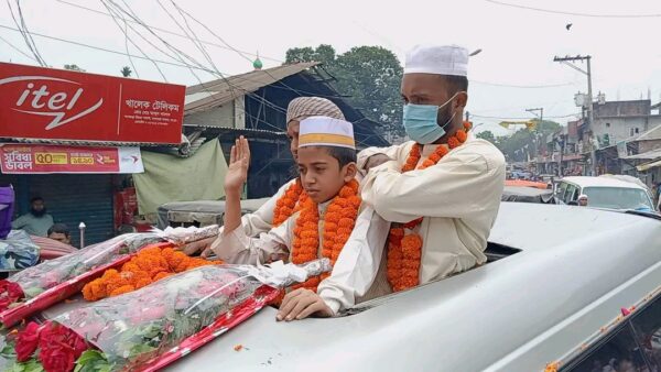 আন্তর্জাতিক কোরআন প্রতিযোগিতায় প্রথম স্থান অধিকারীগঙ্গাচড়ার হুজাইফাকে দেখতে হাজারও মানুষের ঢল